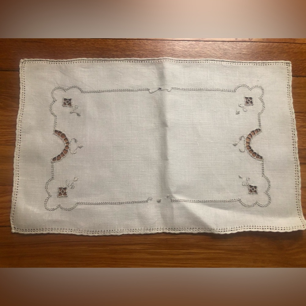 Embroidered linen set6 placemats and table runner